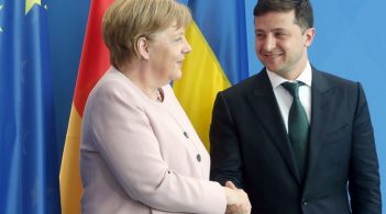 Зеленський зателефонував Меркель: говорили про війну, політв’язнів і газ