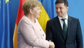 Зеленський зателефонував Меркель: говорили про війну, політв’язнів і газ