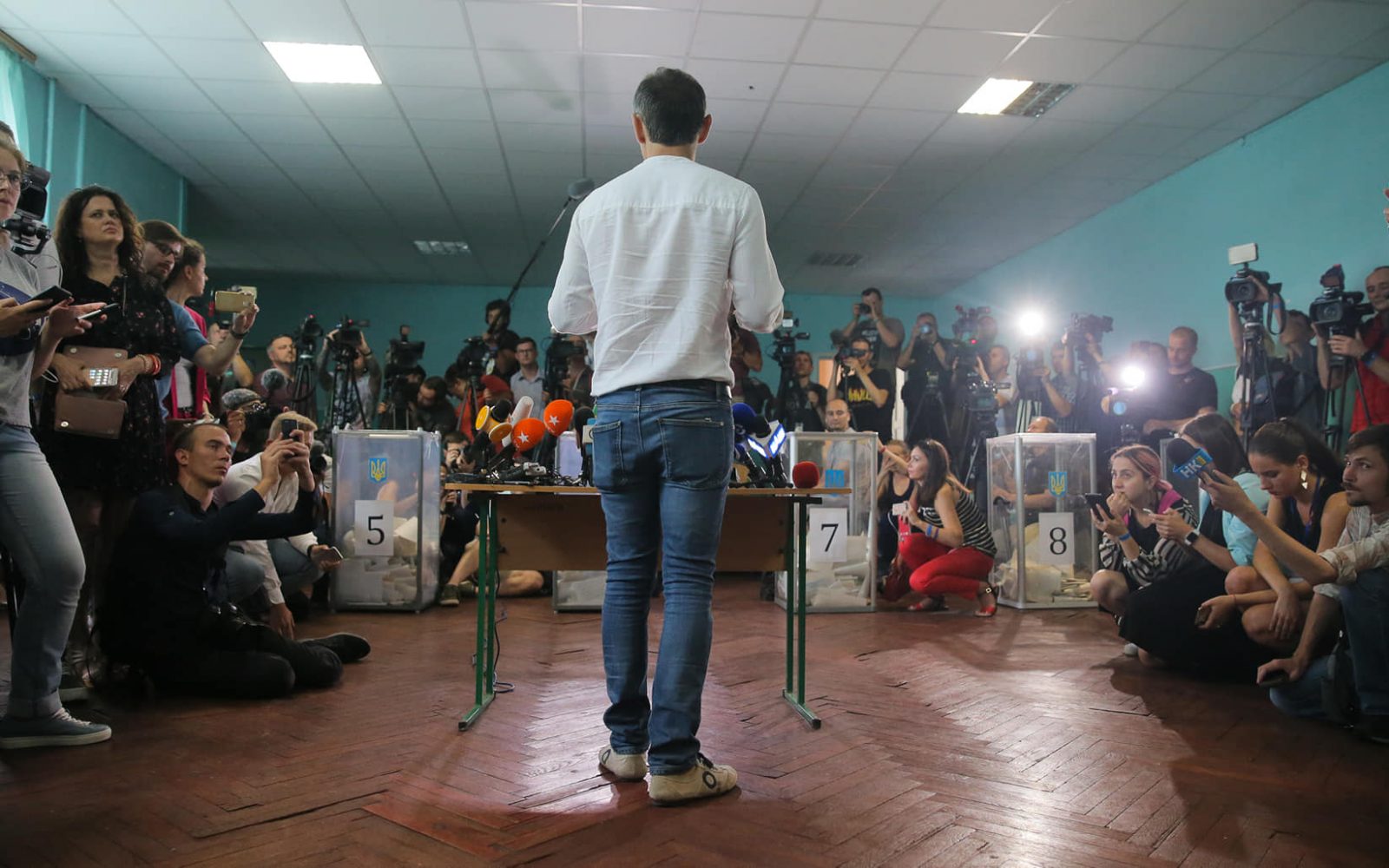 Як голосували лідери партій: Зеленський визначився з прем’єром, Парубій забув паспорт, Порошенко прийшов з усією родиною (ФОТО)