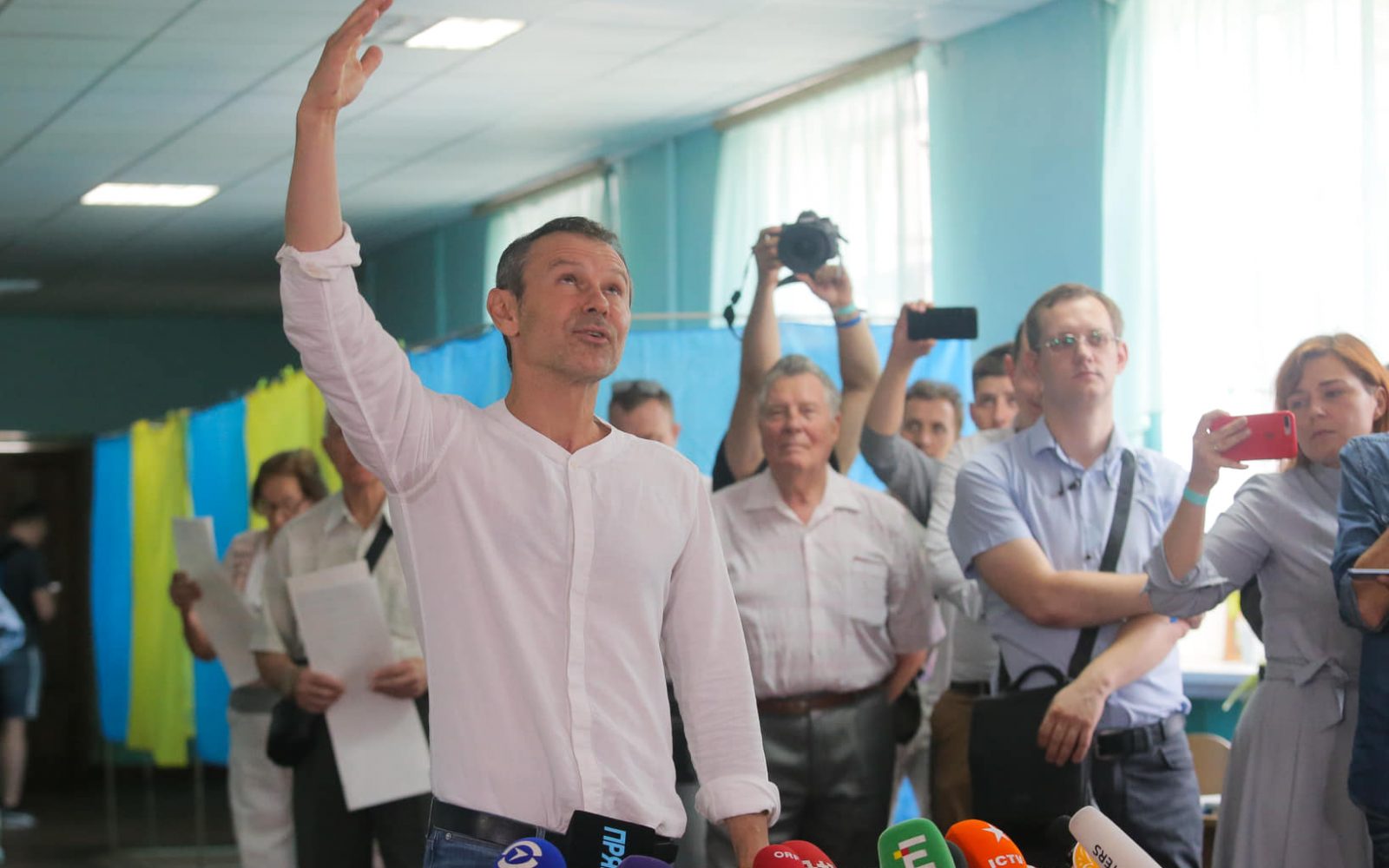 Як голосували лідери партій: Зеленський визначився з прем’єром, Парубій забув паспорт, Порошенко прийшов з усією родиною (ФОТО)