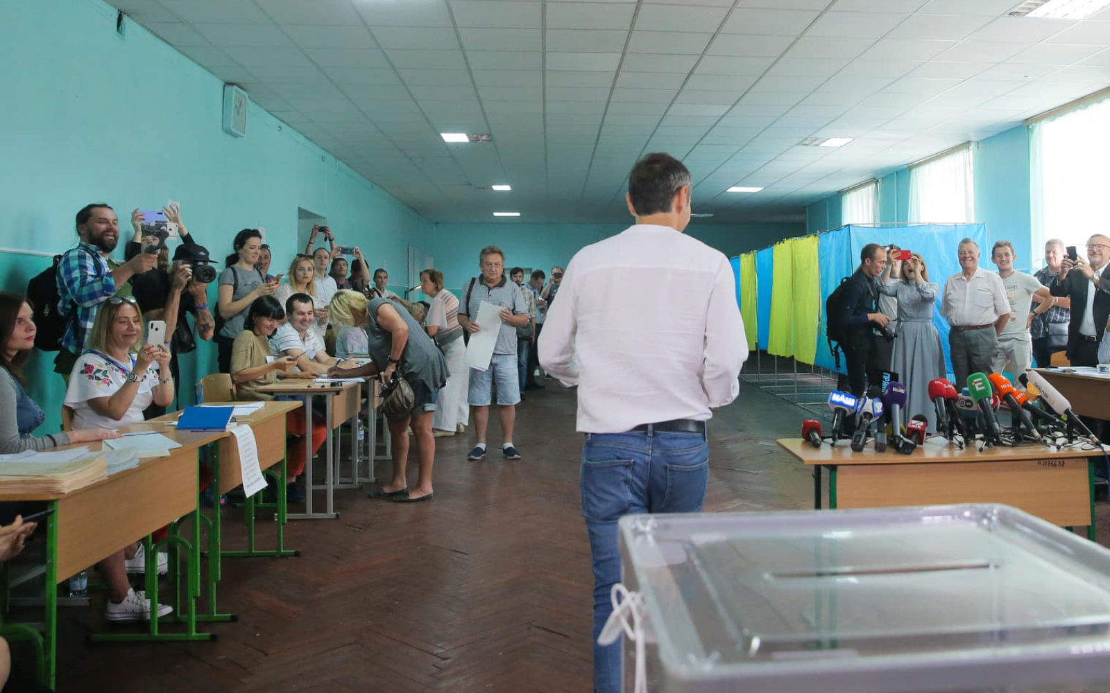 Як голосували лідери партій: Зеленський визначився з прем’єром, Парубій забув паспорт, Порошенко прийшов з усією родиною (ФОТО)