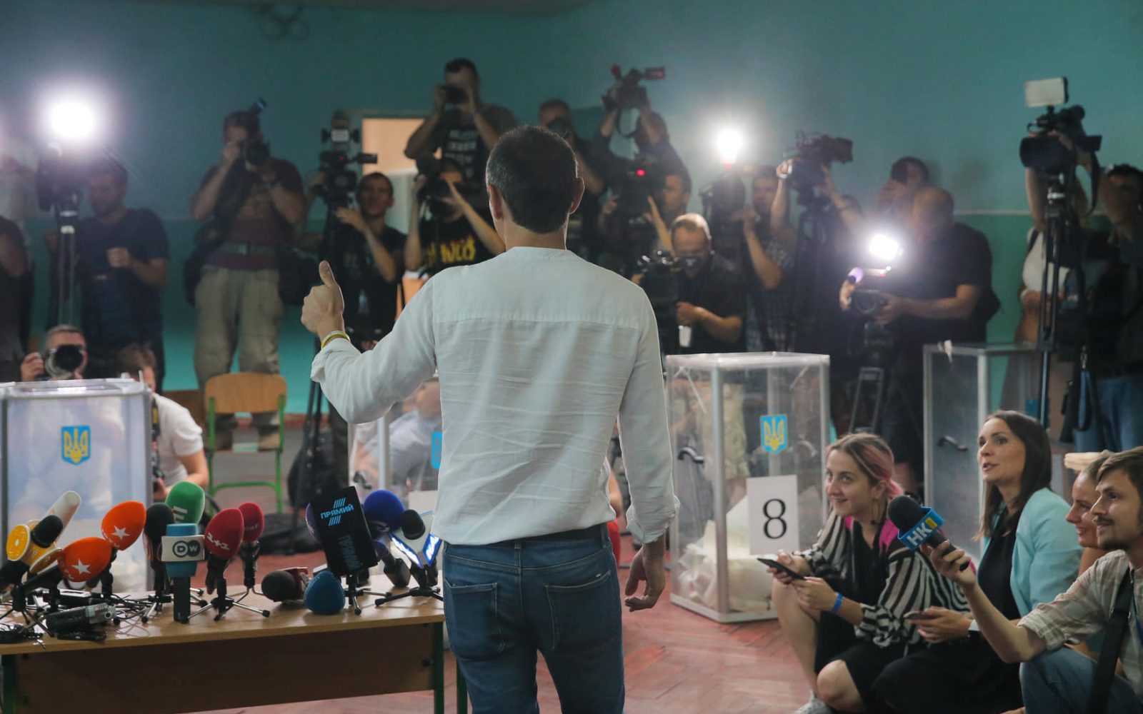 Як голосували лідери партій: Зеленський визначився з прем’єром, Парубій забув паспорт, Порошенко прийшов з усією родиною (ФОТО)