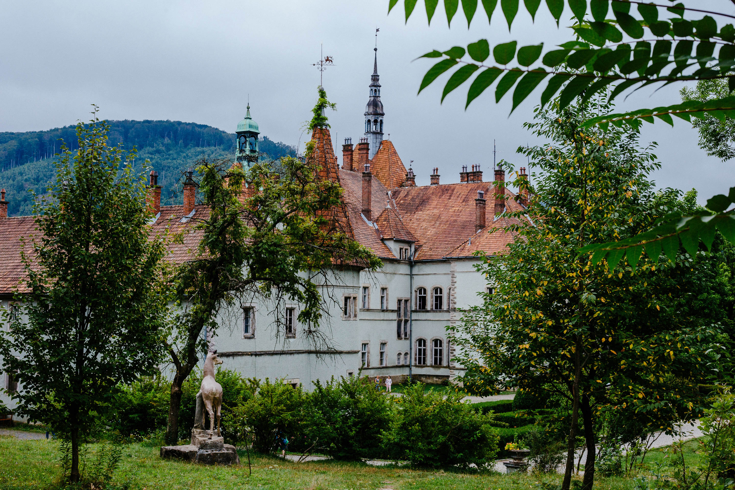 Роза вітрів графів Шенборнів: палац із Джерелом Краси серед чарівного парку