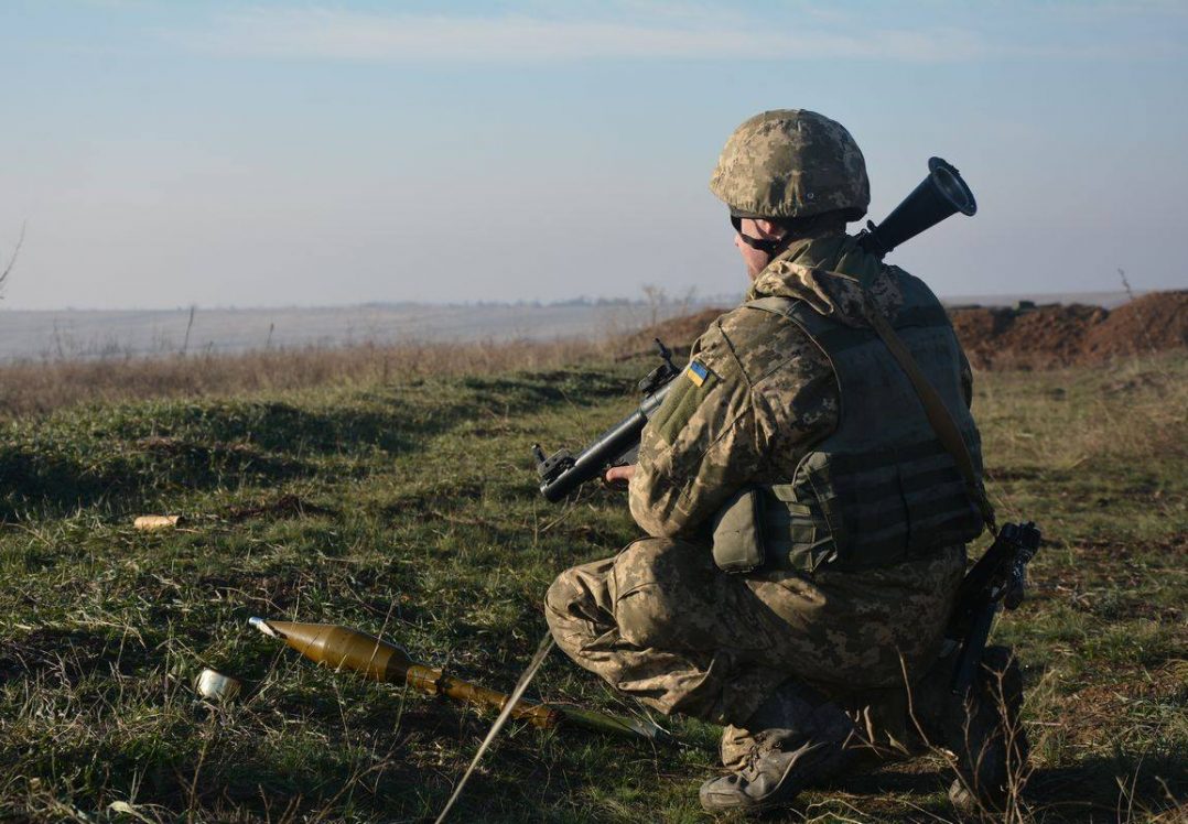 Війна на Сході: 13 обстрілів за добу, один захисник загинув, троє поранені