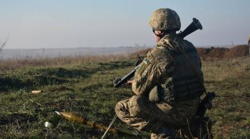 Війна на Сході: 13 обстрілів за добу, один захисник загинув, троє поранені