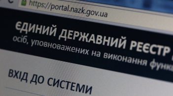 Діаманти, золото та елітна нерухомість: родина одеських держслужбовців приховала з декларації ряд цінного майна