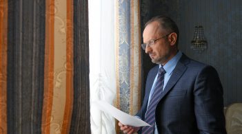 Звільнення Безсмертного з ТКГ: чому президент позбувся досвідченого переговорника?