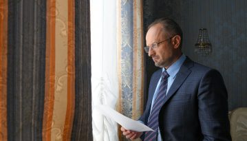 Звільнення Безсмертного з ТКГ: чому президент позбувся досвідченого переговорника?