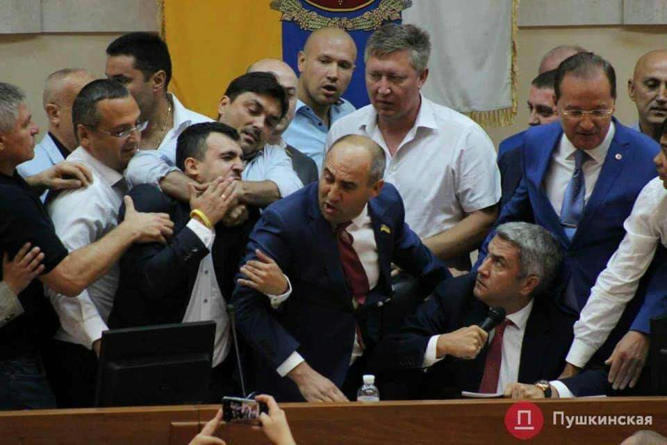 Бійка в Одеській облраді: вибирають нового голову