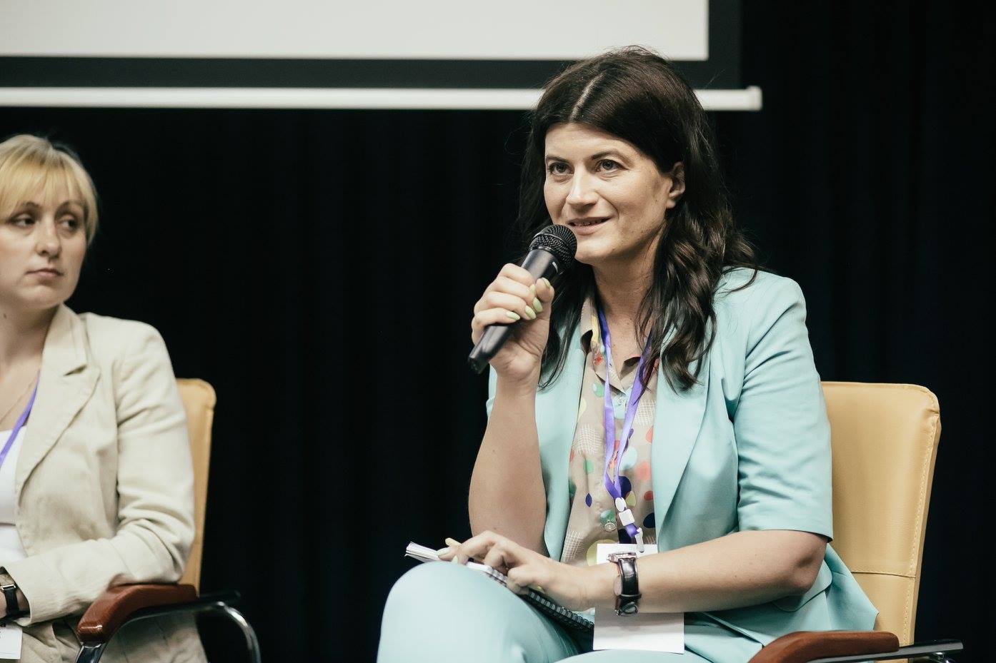 Про дитинство Згадуючи свої дитячі роки, письменниця зізнається: дитиною була жвавою і… небезпечною. Могла підібрати цукерки, котрі розкидали на похоронах, та пригостити ними батьків або ж гойдатися… на кришці труни, бо думала, що то човник. «Писала загрозливі записки Максиму Рильському, портрета якого я лякалася в Голосіївському парку. Вистежувала злочинців та завдавала цим клопоту порядним дорослим людям. Створювала біля будинку справжні болота, де мешкає собака Баскервілів, ховалася в кущах та вила, як та собацюра з кінострічки. Крала кавуна, щоб переконати друзів, що а) зможу його вкрасти; б) мене не доженуть продавці; в) я його не впущу з рученят; г) мене не схопить міліція. Я можу пригадувати свої “подвиги” дуже довго». Поза тим, розчарувань у дитинстві Лариси Денисенко фактично не було. Навіть дізнавшись, що це батьки притворялися Дідом Морозом, майбутня правозахисниця більше зрадила самому фактові викриття правди, аніж тому, що казкового персонажу насправді не існує. «Я з дитинства вміла знайти смішне в будь-якій гидоті та повернути негативне на позитивне. Ще з років трьох я мала чітке уявлення, як паруються черв’яки (не знаю, чого мене взагалі цікавила ця тема, але тим не менше), і мені не сподобалося те, що із цього приводу було написано в підручнику Зоології. Я й зараз вважаю, що маю рацію щодо цього питання, а ті, хто писав підручник, – ні. У дитинстві я мріяла бути полковником Знаменським із телестрічки “Слідство ведуть знавці”. Тобто – викривати злочинців та відстоювати справедливість. Тому й вирішила бути юристом. Правда, так сталося, що викривати злочинців мені довелося не дуже довго – працюючи в прокуратурі, довше мені довелося цих злочинців захищати». Про цінності, на яких виросла Гідність, повага та справедливість – ці три цінності Денисенко називає головними, і додає: батьки ніколи не прив’язували її до штампованих речей. Єдине, про що просили, – не кидати справу, котру почала. «Психологи кажуть, буцім дитина розуміє, що таке справедливість уже з чотирьох років. Тобто вона ще не формулює визначення, але з нею вже можна про це говорити. Тому я люблю з дітьми грати в таку гру – ми уявляємо ситуацію: у садочку всі роблять щось погане, але спіймали тільки тебе, це справедливо? Діти зазвичай відповідають, що ні. Тоді кажу: “Чекай, але ти ж це робив / робила”. Діти задумуються та кажуть, що краще поганого не чинити. Я пригадую, що в дитинстві мені було важливо, щоб біля мене нікого безпідставно не ображали. Я доволі миролюбна людина, але двічі в житті вдалася до бійок. Уперше, коли били маленького хлопчика. Удруге, коли при мені мучили кота. Думаю, коли хтось удається до сили, то завжди треба втручатися. Хоча, коли тебе не просять про цю допомогу, то ти би мав стояти осторонь. Мені видається, що в цьому різниця між правозахистом та адвокатурою. Правозахисники намагаються просто відстоювати права людей, незалежно від того, чи їх просять про це. Вони зчитують будь-які голоси, і навіть мовчання. Вони усвідомлюють, що за права треба стояти. Адвокат, натомість, – це професія, яка потребує звернення. Коли його просять, тоді він починає працювати. Я повернуся на хвильку до дитинства. Мої батьки намагалися виховувати в мені повагу, усвідомлення, самостійність, незалежність. Вони не прив’язували мене до штампованих речей. Єдине, що просили, – це не кидати справу, яку почала. Наприклад, хотіла кинути або плавання, або музику. Тоді мій тато сказав: “Але ж ти почала цим займатися, у тебе це виходить. Як ти це покинеш?”. Я думаю, що це навіть дитяча травма, досі намагаюся не кидати того, що почала. Тому в мене стільки професій». Про те, як юристка стала письменницею Ще більше 10 років тому, відповідаючи на запитання журналістів: як сталося так, що успішна юристка раптом стала письменницею, Лариса Денисенко зауважила – насправді вона писала завжди. Зрештою, щоб виписати закон, також потрібно вміти писати. «Я жартую, звісно, але щось в цьому є. Із самого дитинства я щось писала: для школи, для друзів, для близьких, для незнайомих людей. Я любила надсилати листи по різних містах за вигаданими адресами. Оповідання присвячувала друзям та коханим. Деякі мої вірші зберігають мої однокурсники – ми ці вірші нещодавно перечитували, реготали, бо вони смішні та не дуже пристойні. Утім, я ніколи не бачила себе письменником. Але одного дня побачила рекламу конкурсу “Коронація слова”; буркотнула собі під ніс, що немає сучасних міських романів; а потім сама в себе вчіпилася та примусила написати свій сучасний міський роман, якщо така розумака. Цим все почалося. Написання першого тексту “забавки з плоті та крові” підштовхнуло мене до написання наступного – “кавовий присмак кориці”. Так мої тексти і продовжують мене штовхати, а персонажі – штовхатися». Про дитячі книжки Для когось це може бути несподіванкою, але дитячою літературою письменниця почала займатися, тому що її… попросили. Тетяна Щербаченко, головна редакторка журналу «Соняшник», познайомившись із «дорослими» текстами авторки, вирішила, що в неї має вийти писати для дітей. «Так я стала писати казки. Ще мені допомогла київська художниця Таїс Афінська, яка намалювала Шушу та Гагу, кумедних істот, про пригоди яких я пишу до “Соняшника”. Писати для дітей – це суцільне задоволення, хоча постійно потрібно тримати в голові кілька правил, які не слід порушувати, коли пишеш для дітей. Не треба нудити, але треба вчити та виховувати. Не існує нічого на 100 % правильного. Треба смішити, але не кривлятися. Творити для дітей приємно ще й тому, що можна вигадувати неймовірних істот. Звісно, що Цюця П. могла з’явитися в моїй дорослій книжці, але тоді б вона не була такою довірливою та кумедною мандрівницею, і вже точно не мала б такого парасолькоподібного писку». Фото: Саму ж дитячу літературу письменниця називає початком дружби з книгами, героями та героїнями. «Цей неймовірний світ, де дитина знайде співрозмовників та співрозмовниць, розвиватиме фантазію, вживлюватиметься на сторінках. Це ніби дружба з дитинства. Можливо, ти розійдешся зі своєю подругою чи другом, але ви одна одну навчили дружити, спілкуватися, обмінюватися найважливішим, відстоювати одна одну, перемагати, долати труднощі, радіти, щось спробувати вперше разом. Так і дитяча література навчить любити книжки та читання, формує читацький досвід». Про найскладніші теми Найскладніше авторці писати про щастя. Написати про це, передати свої відчуття чи знайти поетичні слова – ніби й не складно, але все одно писати непросто. «Набагато легше для письма дається складна й проблемна драматургія. Коли людина нещасна, є стільки різноманітних “чому” і “як це сталося” – і про це дуже кортить розповісти. Коли людина щаслива, ти просто хочеш усміхатися разом із нею. Або самій усміхатися. А не писати про це. Можливо, щастя частіше буває втаємниченим, аніж відкритим, і йому не надто подобається, що хтось про нього щось розповідатиме». Про поєднання різних занять Вона поєднує адвокатську діяльність, колумністику, письменництво, роботу журналісткою та навіть встигає бути активною користувачкою соціальних мереж. Здається, що Денисенко навчилася поєднувати абсолютно не схожі сфери діяльності, однак сама вона заперечує: насправді це все схоже між собою. «Ці сфери діяльності пов’язані зі словом. Юридична освіта – чудова база для будь-якої гуманітарної професії. У моєму житті все це поєднується гармонійно, у мене є можливість збагачуватися та розвиватися, змінювати фокус та перебувати в стані активності та ефективності. Адвокатка, котра не тільки розуміється на процесі, а й цілком у потоці правових новин, може дати фору колегам. Письменниця, що розуміється на праві, також має переваги. Медійниця, котра може компетентно говорити з правниками, також у плюсах. Як і, сподіваюся, слухачі та читачі». Про час та відпочинок Такий темп життя накладає свій відбиток: правозахисниця зізнається, що часу часом справді не вистачає, а відтак вона завжди має перед ким почуватися винною: родиною, читачами, друзями, навіть собакою. Та попри все це Лариса Денисенко встигає займатися і побутовими справами. «Часу не вистачає, і мені завжди є перед ким почуватися винною та вибачатися: родиною, читачами, друзями, навіть перед собакою. Комусь обов’язково бракує уваги, комусь бракує мене, комусь бракує мене у веселому та легкому стані, бо справді багато працюю. І коли бачать такий режим, часто люди думають: вона, певне, із тих – “господарці краще за все вдалися шпроти”. Але готую я легко та часто із задоволенням. Приходжу з робіт, вмикаю комп, перевіряю пошту, відповідаю на запитання, тим часом запікається камбала з овочами. Хоча я не настільки схиблена на їжі, щоб постійно про це думати. Зрештою, є хліб, сир, йогурт, яблука, а також, цілодобова доставка піци (усміхається)». Безперервна робота, безумовно, вимагає й відповідного відпочинку. Однак журналістка зізнається: вона не відпочиває, а просто змінює тип роботи. «Інколи бувають такі стани, що хочеться або вже вкластися до лікарні, або податися в повноцінний відпочинок, ніж працювати 16 годин на добу із температурою та кашлем. Але це швидко змінаються. Бо насправді я люблю роботу та свій темп. Один із моїх чоловіків говорив: “Що поробиш, мене зробили в ларго. А тебе – в алегро”. Він мене навчив поважати ритми та темпи інших людей, усвідомити це і сприйняти, але це все одно подекуди дратує. Коли стоїш повністю готова до вечірки, а інші сидять у ванній, курять на балконі, смакують каву – ларгують собі, не квапляться». Про ляпас та другу щоку Авторка наголошує: бувають моменти, коли не треба сліпо сповідувати християнські принципи та підставляти другу щоку для ляпасу. Інколи правильна відповідь – найкраща реакція на негідну поведінку. «Коли під час інтерв’ю до мене звертаються в пестливо-зменшувальній формі – Ларисочко, – я називаю це суфіксовою неповагою. Варто показати, як це недоречно. Не обов’язково звертатися до співрозмовника “Сашечко” чи “Колічко”, можна просто сказати “спасибічки” – розумна людина це вхопить. Був у мене продюсер, який любив принижувати людей незалежно від статі. Для жінок у нього була одна стратегія, для чоловіків інша. Говорив він дуже тихо, щоб до нього дослухалися. Коли людина так говорить, ти, щоб почути, нахиляєшся до нього – навіть ця поза була принизливою. Люди виходили з його кабінету в сльозах. Коли мені з двома колегами настав час до нього зайти, я сіла на краю стільця й почала говорити так само тихо. Він не мав мені що закинути, тому відкашлявся і сказав: “Сядьмо за стіл для переговорів”. І почав поводитися з нами зовсім інакше. Я дуже не люблю відповідати на недружню поведінку такою самою поведінкою, але інколи це один із найпростіших способів відновити повагу і до себе, і до людей у твоїй команді. Бувають моменти, коли не хочеш бути християнкою й підставляти для ляпасу другу щоку». Про залучення до правозахисного руху Залучення, як правило, відбувається двома шляхами: є активне – діями, а є зацікавлення темою. Ларису Денисенко з дитинство хвилювали не класичні питання «бути чи не бути» чи «хто винен», а інші, менш типові – справедливо чи ні, як захистити людину, як протидіяти. Напевно, це і спонукало її піти в адвокатуру. «В одному з моїх романів головний герой розмірковує стосовно книжок, що читають люди в дитинств: у когось це – Біблія, у когось – “Тимур та його команда”, казки або ж жахастики. І все це формує нас, звичайно, але я ще і вживалася в те, що читала. Мені дуже хотілося застрибнути на сторінки книг та врятувати Білого Біма Чорне Вухо, Каштанку, Муму. І в житті доводилося стикатися з проявами агресії та нелюдського поводження з тваринами та людьми, і “застрибнути” в ці процеси виявлялося складніше, ніж боротися на сторінках книжок. Деякі ситуації не вдавалося відразу зрозуміти, інколи втручання виглядало небезпечним, але подекуди я це робила, ставала на захист і це мене підсилювало. А от щодо професійних дій, можливо, це прозвучить дивно, але все почалося з роботи в Міністерстві юстиції у 1995 році. Для мене тоді це була, насамперед, не робота на державній службі, а саме правозахисна діяльність заради справедливості. Так вийшло, що я сама на себе взяла обов’язки бути секретаркою Комісії, що її було сформовано для підготовки до ратифікації Європейської конвенції про захист прав людини та основних свобод, і я цим жила: училася сама, багато читала, перекладала, пояснювала це людям, котрі категорично не хотіли це сприймати, не хотіли вчитися і змінювати систему правосуддя. І тоді я вперше, між іншим, стикнулася з дискримінацією за ознаками статі та віку, але осмислення й усвідомлення цього прийшло пізніше. Тоді я просто кидалася на цю систему як тер`єр. Але в мене були і союзники, і союзниці, – і допомагали зобов`язання України перед Радою Європи, хоча реформувати прокуратуру тривалий час не вдавалося взагалі; а от ратифікація ЄКПЛ відбулася. Це один із щасливих для мене днів – 17 липня 1997 року. Ще одним важливим кроком стала підготовка матеріалів до визнання смертної кари неконституційною. Разом із Сергієм Головатим ми вибудовували ланцюг аргументів, знаходили й перекладали матеріали міжнародних урядових і неурядових організацій. Я пам`ятаю, що додаткові матеріли до конституційного подання виглядали як добрячий том кримінальної справи. По такій товстій теці з відповідними розподілювачами ми роздали кожному судді Конституційного Суду України. І ще одним важливим для мене кроком стала ініціатива (котру підтримали Сергій Головатий та Юрій Зайцев) щодо написання Закону про виконання рішень та застосування практики ЄСПЛ, котрий зрештою був ухвалений у 2006 році». На питання, чому вона вирішила залишитися в цій сфері, Денисенко відповідає цілком лаконічно: «Я можу назвати це покликанням. Та, Котру Веде Шлях до Справедливості. О, звучить як назва кінофільму». Про цінності відкритого суспільства Цінності відкритого суспільства, себто суспільства, де кожен визнає погляди, права та інтереси інших, на думку Лариси Денисенко, кожен розуміє по-своєму. «Дослідження про те, що українці знають і думають про права людини, називає цінностями свободу, толерантність, повагу до інших людей, незалежність. Це, мені здається, п’ятірка цінностей. Коли ми говоримо про свободу, треба усвідомлювати, що свободи без відповідальності не буває. Коли ми говоримо про толерантність, треба усвідомлювати, що толерантності до дискримінації та насилля існувати не повинно. Якщо ми говоримо про незалежність, треба, знову ж таки, усвідомлювати рівень відповідальності і свободи. Верховенство права теж непросто трактувати, адже закони можуть ухвалюватися різні. Верховенство права означає те, що в нас має працювати примат прав людини, тобто суди, коли вони бачать закон, який суперечить правам людини, вони мають ухвалювати рішення на підставі цього принципу. Не так часто наші суди це використовують, але якраз верховенство права, демократія – і є цінностями відкритого суспільства, а демократія без свободи, відповідальності й незалежності не може нормально функціонувати, так, як би нам того хотілося». Про головні виклики сучасного правозахисного руху За словами Денисенко, виклики існують як всередині, так і зовні. Так, внутрішні проблеми – це недостатня кількість відкритості, порозуміння та включеності. Юристка наголошує: треба виробляти спільні проєкти, ставити більш амбітні завдання, діяти разом. «Хоча і зараз є приклади єднання. Варто підтримувати, а не знецінювати зусилля різних організацій. А ще, на мій погляд, треба співпрацювати та створювати спільні проєкти з громадянськими організаціями; що вони думають, ніби далекі від правозахисної тематики, насправді так не є. Ми можемо навчати одна організація іншу, бо є експертно-насиченими». Щодо зовнішніх викликів, авторка запевняє: слід приділяти більше уваги комунікаційній стратегії, адже правозахисники працюють заради добробуту людей. І необхідно, аби самі люди це розуміли, підтримували та долучалися. «Є виклик, який ми приймаємо безпосередньо, хоча він стосується нас ніби опосередковано – це повільні реформи правосуддя. Люди прагнуть швидкого правосуддя, як аперитиву перед їжею, тому тяжіють до самосуду, але суд не є келихом з мартіні. І ми повинні бути терплячими, доступними, пояснювати, як це все функціонує, які є об`єктивні чинники, наводити приклади легітимних перемог, пропонувати різні варіанти рішень – примирення, медіація, а не просто кричати про корумповані суди. Хоча й не забувати моніторити те, щоб суди й судді не були корумпованими. Люди переважно консервативні, але змін на краще прагнуть миттєвих. І щоб не змінюватися самим. Тому боротьба зі стереотипами, фобіями, дискримінацією та ксенофобією – наш постійний виклик та завдання. Основний виклик – збройний конфлікт. Він робить наші зусилля більш зрозумілими, роботу потрібною, нас – видимішими. Але він впливає на людей тим, що ділить світ на чорне й біле. На першочергове й не важливе. І заперечує інші фарби. І треба не втомлюватися пояснювати, що, так, ми живемо в складних умовах, але права людини і свободи не є вторинними, немає ієрархії прав – треба захищати тут і зараз і не чекати ідеальної ситуації». Про дивні реакції на фемінізм, гендер та сексуальну орієнтацію Денисенко наголошує: уся проблема в неправильному розумінні того, про що йдеться. Так, і досі люди вважають, що фемінізм – це про піднесення сумок, дарування квітів і притримування дверей, а не про рівні зарплати, відповідальність у родині та перед собою. «Такі стереотипи я називаю “ксенофобозавр”. У комусь залишився тільки хвостик. У комусь застряг кігтик. А хтось має цілого ксенофобозавра в собі та пихкає ксенофобним вогнем. Людина може сама собі цього навіть не визнавати. Існує також цікава трансформація мізогінії в деяких жінок, які досягнули успіху в своїх галузях. Мовляв, якщо я страждала та пробивалася, то й ти не скавучи, що тобі хтось заважає. Така позиція принижує інших людей. Міфи про фемінізм творить і церква, і світська держава. У народних піснях і прислів’ях широко присутня тема домашнього насильства, існує безліч анекдотів і жартів про свекрух і тещ, про невістку... На жінках концентруються та відіграються всі. Це одна зі звичних рамок співжиття. Тому коли ти намагаєшся випростуватися та розправити плечі, тебе намагаються в ті рамки знову загнати». Багато хто з політиків, чуючи про Стамбульську конвенцію, одразу запевняють: гендер та сексуальна орієнтація – не те, шо притаманно нашому менталітету. Денисенко ж відповідає: найскладніше завдання – це пояснювати невігластво. «Я не можу сказати, чому існує таке дикунське ставлення людей, які представляють владу й здатні прочитати, що таке гендер. Їх обрали люди – популізм у нас працює дуже добре. Окрім того, політики часто усвідомлюють, хто може бути партнером у будь-якій політичній грі. І в даному випадку на сцену вийшла Рада церков. Я не можу пояснити, чому вона боїться слова “гендер”. Мені дуже не подобається, що починають спекулювати та виставляти на перший план не головні, а термінологічні речі. Якщо вони вас лякають, то треба більше читати. Загалом якось не надто затишно жити в країні, де слова “ювенальна юстиція” і “гендер” лякають людей більше, ніж корупція і насилля». Текст: Дмитро Журавель Матеріал був зібраний із-поміж численних інтерв’ю, виступів, промов та звернень героїні публікації.