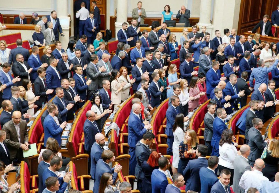 Нині на сайті ВР зареєстровано 74 проєкти закону, які внесла "Слуга народу", із них 20 ініційовані президентом. П'ять законопроєктів зареєстрував "слуга народу" Данило Гетманцев. Усі вони стосуються економічної політики.  Окрім того, є низка ініціатив щодо розвитку технологій під керівництвом міністра цифрової трансформації віцепрем’єра Михайла Федорова. Кілька проєктів закону стосуються роботи органів державної влади, зокрема Верховної Ради та діяльності нардепів.  Також низку законотворчих ініціатив зареєстрували мажоритарники та "Опозиційна платформа – За життя".