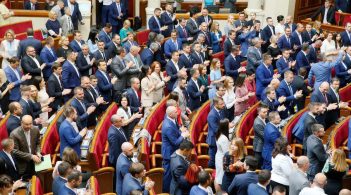 Нині на сайті ВР зареєстровано 74 проєкти закону, які внесла "Слуга народу", із них 20 ініційовані президентом. П'ять законопроєктів зареєстрував "слуга народу" Данило Гетманцев. Усі вони стосуються економічної політики.  Окрім того, є низка ініціатив щодо розвитку технологій під керівництвом міністра цифрової трансформації віцепрем’єра Михайла Федорова. Кілька проєктів закону стосуються роботи органів державної влади, зокрема Верховної Ради та діяльності нардепів.  Також низку законотворчих ініціатив зареєстрували мажоритарники та "Опозиційна платформа – За життя".