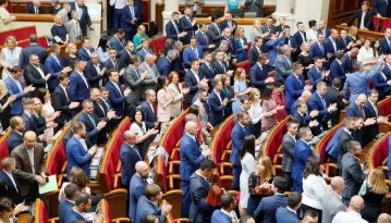 "Слуга народу" лідирує за кількістю законопроєктів у перший день Ради – їх 74кти закону, які внесла "Слуга народу", із них 20 ініційовані президентом. П'ять законопроєктів зареєстрував "слуга народу" Данило Гетманцев. Усі вони стосуються економічної політики. Окрім того, є низка ініціатив щодо розвитку технологій під керівництвом міністра цифрової трансформації віцепрем’єра Михайла Федорова. Кілька проєктів закону стосуються роботи органів державної влади, зокрема Верховної Ради та діяльності нардепів. Також низку законотворчих ініціатив зареєстрували мажоритарники та "Опозиційна платформа – За життя".