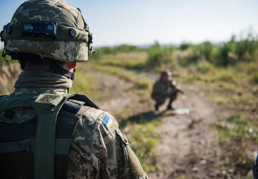 Українські військові потрапили під обстріл: троє поранених, один помер