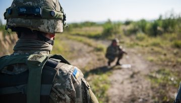 Українські військові потрапили під обстріл: троє поранених, один помер