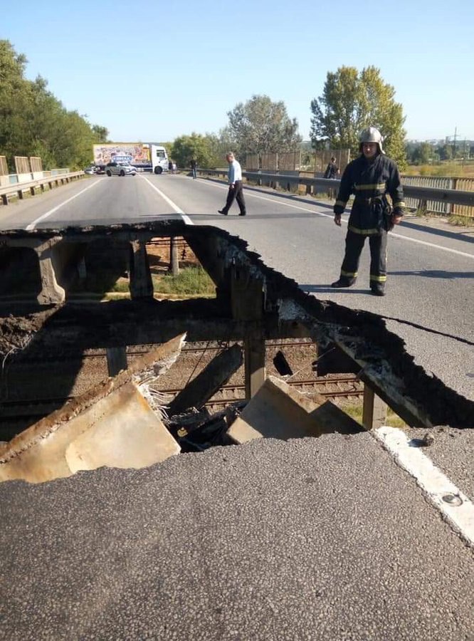 У Харкові обвалився автомобільний міст