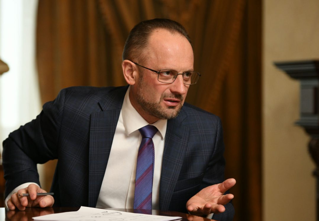 Зеленський звільнив Безсмертного з ТКГ щодо Донбасу