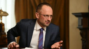 Зеленський звільнив Безсмертного з ТКГ щодо Донбасу