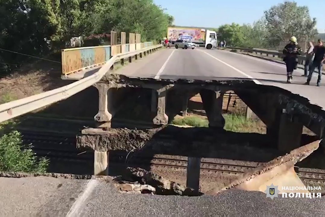У Харкові обвалився автомобільний міст