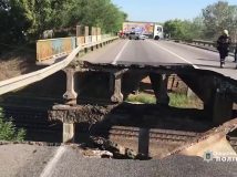 У Харкові обвалився автомобільний міст