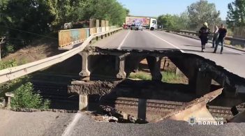 У Харкові обвалився автомобільний міст