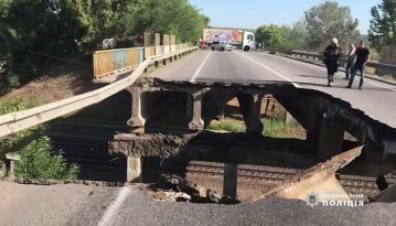 У Харкові обвалився автомобільний міст