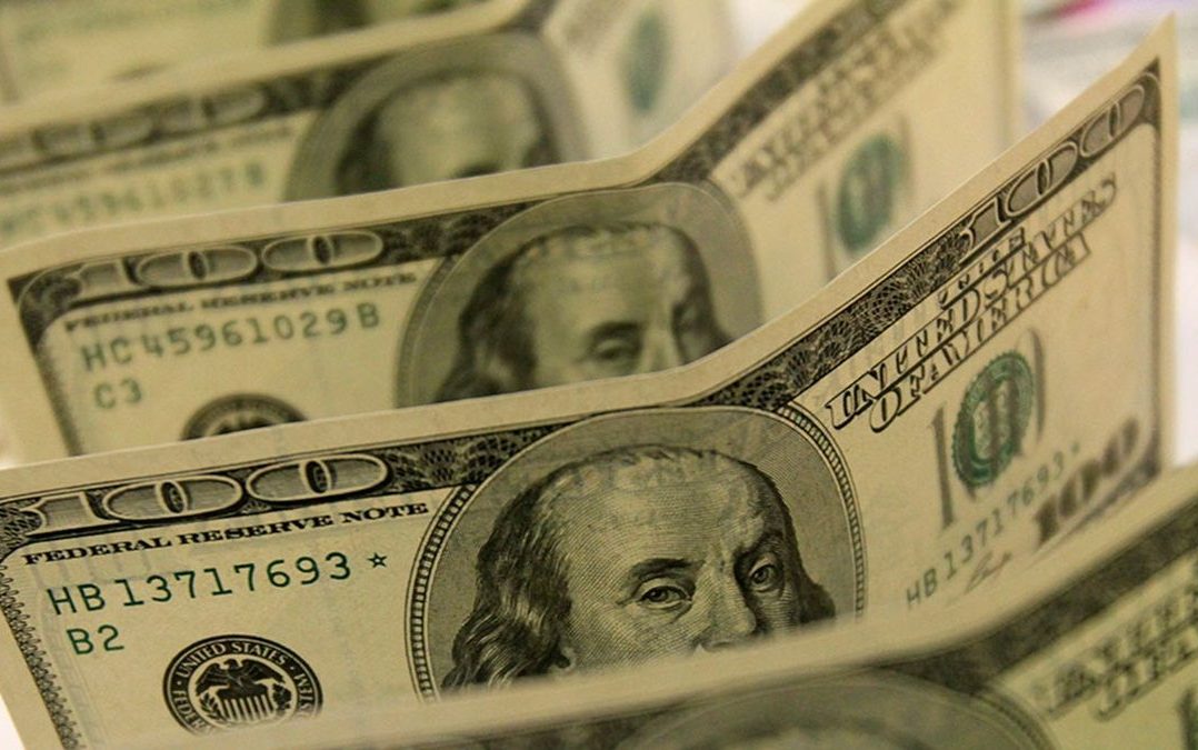 Нацбанк викупив майже 350 млн доларів, курс продовжує знижуватися