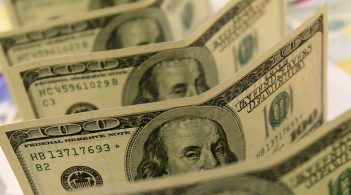 Нацбанк викупив майже 350 млн доларів, курс продовжує знижуватися