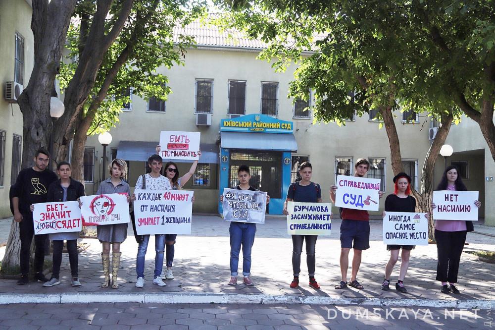 В Одесі чоловік завдав дружині дев'ять ножових поранень: містяни вийшли на акцію проти насилля
