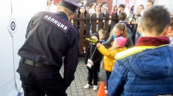 В окупованому Севастополі дітей вчили стріляти та обшукувати людей