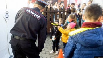 В окупованому Севастополі дітей вчили стріляти та обшукувати людей