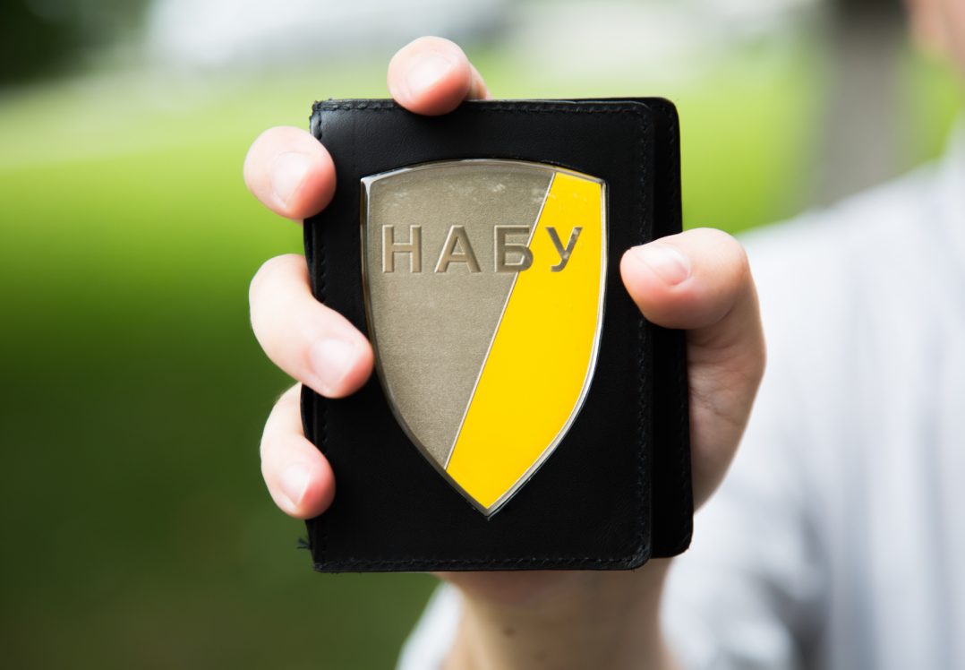 Зеленський закликав телефонувати НАБУ щодо корупції, там просять президента не поширювати фейки