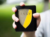 Зеленський закликав телефонувати НАБУ щодо корупції, там просять президента не поширювати фейки