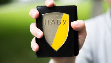 Зеленський закликав телефонувати НАБУ щодо корупції, там просять президента не поширювати фейки