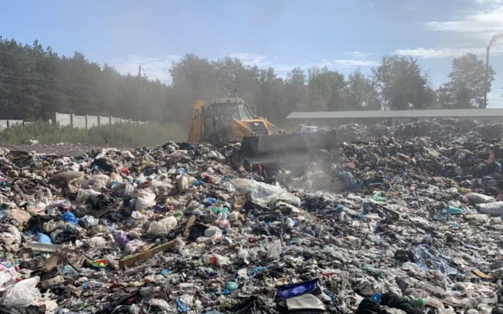 Під Києвом горить велике сміттєзвалище