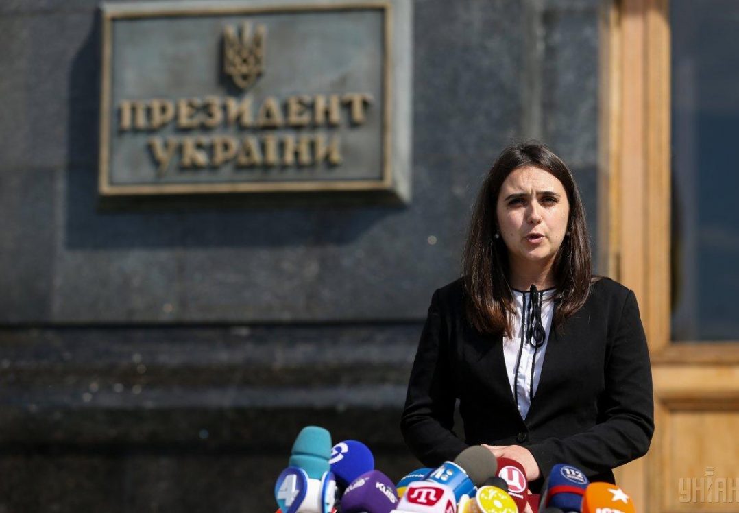 Зеленський про прессекретарку Мендель: «Дєвочку буду захищати»