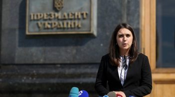 Зеленський про прессекретарку Мендель: «Дєвочку буду захищати»