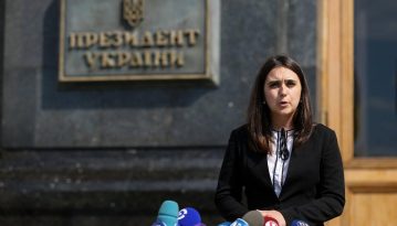 Зеленський про прессекретарку Мендель: «Дєвочку буду захищати»