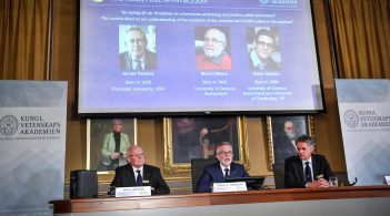 Нобелівську премію з фізики вручили за роботи з космології та відкриття екзопланети