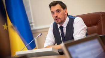 «У нас демократія, кожен може жартувати, як хочеться», – прем'єр Гончарук про номер «Кварталу»