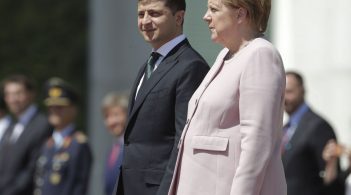 Зеленський обговорив із Меркель розведення військ
