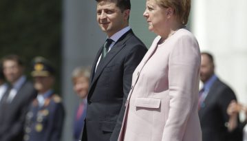 Зеленський обговорив із Меркель розведення військ
