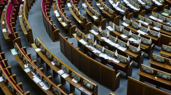 Нардепи отримали першу зарплату: хто заробив найбільше?