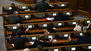 Нардепи в першому читанні ухвалили проєкт закону зі штрафами за кнопкодавство