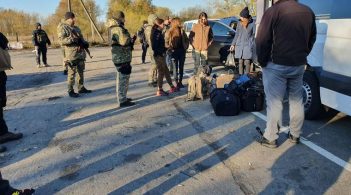 На Луганщині сталися сутички між поліцією та добровольцями, які їдуть в Золоте, аби не допустити розведення сил