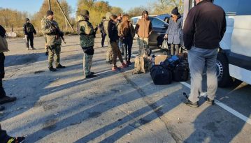 На Луганщині сталися сутички між поліцією та добровольцями, які їдуть в Золоте, аби не допустити розведення сил