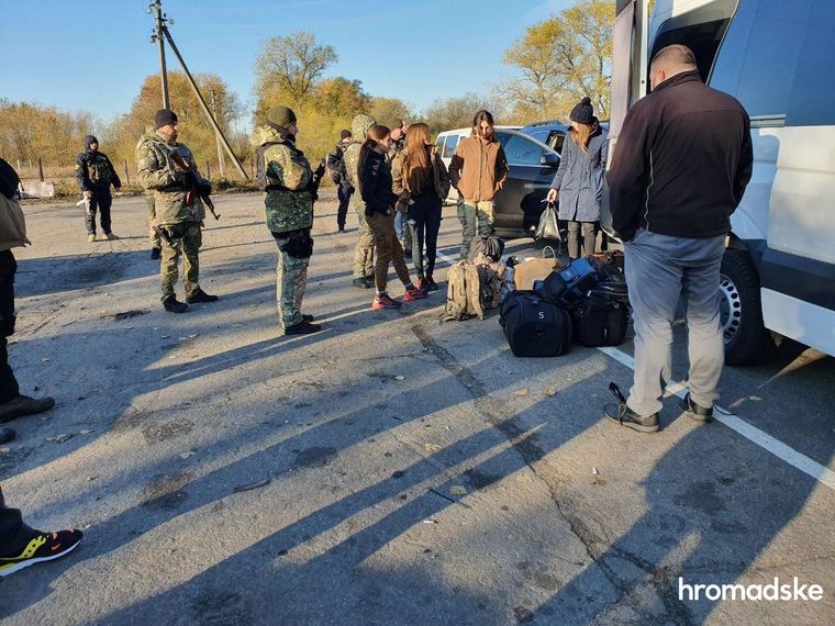 На Луганщині сталися сутички між поліцією та добровольцями, які їдуть в Золоте, аби не допустити розведення сил