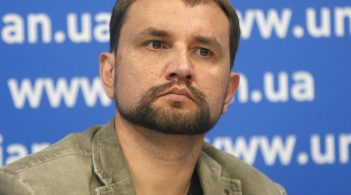 В’ятрович заявляє, що «слуги» намагаються через суд не пустити його до парламенту