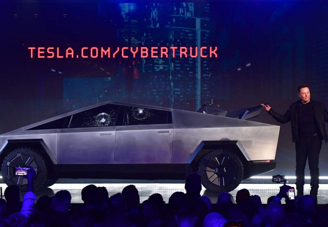 Під час демонстрації міцності Tesla Cybertruck в авто розбили броньоване вікно