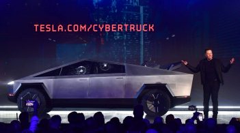 Під час демонстрації міцності Tesla Cybertruck в авто розбили броньоване вікно